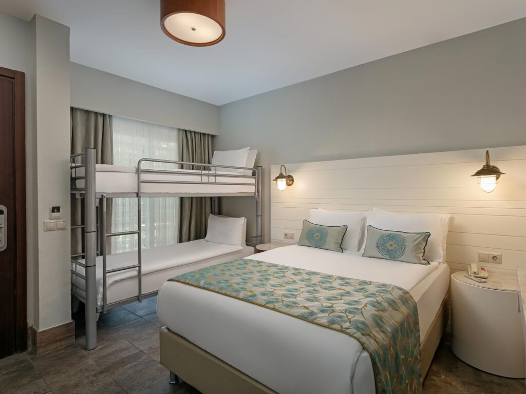 039-titanic-deluxe-lara-annex-family-room_standard