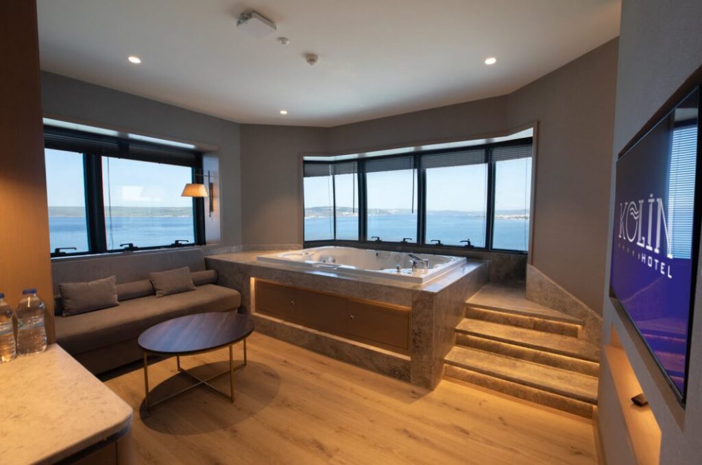KOLIN-HOTEL-CANAKKALE-PANAROMIC-JACUZZI-ROOM-WITH-BOSPHORUS-VIEW5-qgf394txvsrfyvatlhhadsq03ghcedq6gw5enfg1qi