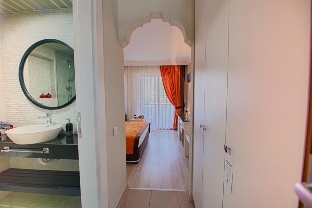 STANDART-ROOM-AND-BATHROOM-2