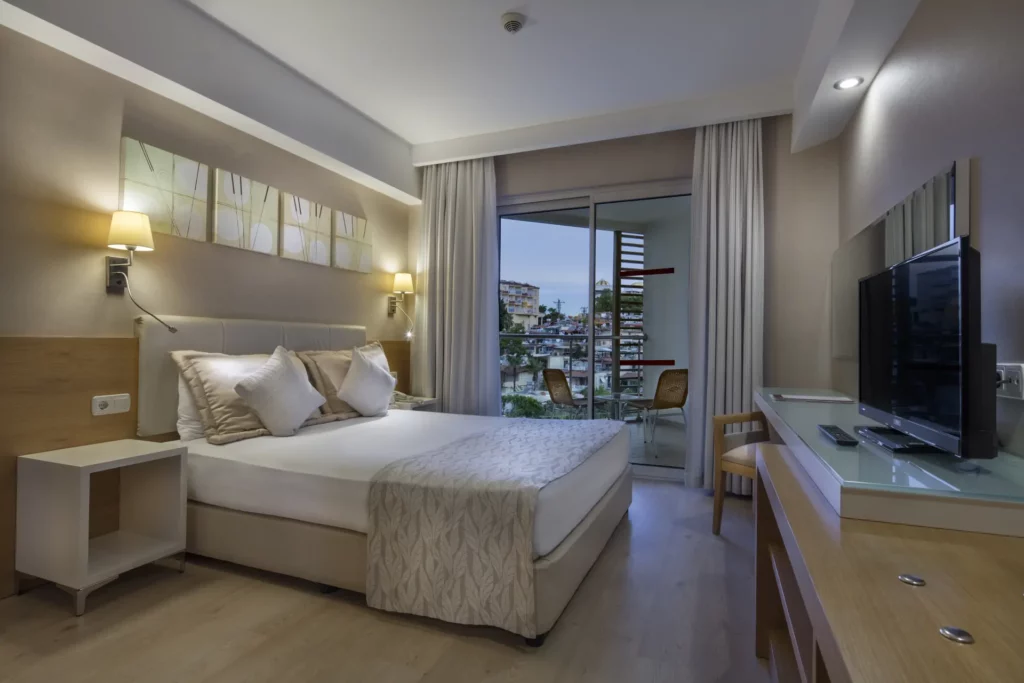 trendy-palm-family-room-main-1-1024×683-1-1